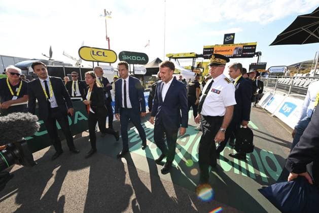 TDF 2025 BASTIEN ARBERET MAXPPP CYCLISME TOUR DE FRANCE 12E ETAPE ENTRE AUCH ET HAUTACAM, PHOTO DE L ARRIVEE LE JEUDI 17 JUILLET 2025 EN PRESENCE DU PRESIDENT DE LA REPUBLIQUE EMMANUEL MACRON HAUTACAM HAUTES-PYRENEES FRANCE  Copyright: xMAXPPPxBASTIENxARBERETx BAR_7662 BAR2025071744