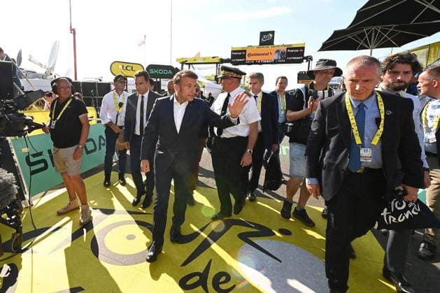 TDF 2025 BASTIEN ARBERET MAXPPP CYCLISME TOUR DE FRANCE 12E ETAPE ENTRE AUCH ET HAUTACAM, PHOTO DE L ARRIVEE LE JEUDI 17 JUILLET 2025 EN PRESENCE DU PRESIDENT DE LA REPUBLIQUE EMMANUEL MACRON HAUTACAM HAUTES-PYRENEES FRANCE  Copyright: xMAXPPPxBASTIENxARBERETx BAR_7680 BAR2025071746