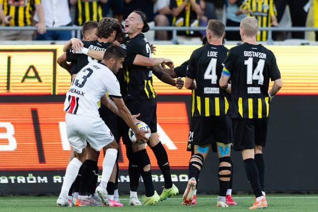 250717 John Paul Dembe of Häcken celebrates with team mates after 2 2 during the UEFA Europa League qualifier football match between Häcken and Spartak Trnava on July 17, 2025 in Göteborg Photo Michael Erichsen BILDBYRAN COP 89 MI0850 bbeng europa league football fotball fotboll häcken soccer spartak trnava uefa europa league jubel  Copyright: MICHAELxERICHSEN BB250717MI042