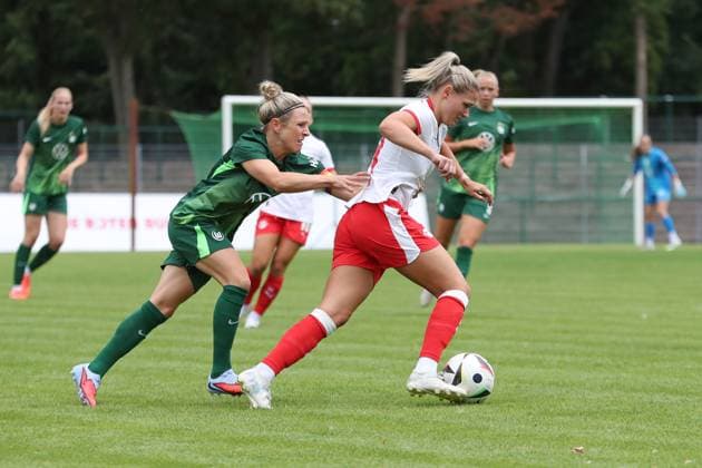 Test match women RB Leipzig vs VfL Wolfsburg, 17 07 25 Marleen Schimmer 14, RB Leipzig in front of Svenja Huth 10, VfL Wolfsburg soccer, Google Pixel Womens Bundesliga, season 2025 2026, Test match preparation RB Leipzig vs VfL Wolfsburg on 17 07 25 at Stadion am Bad, Markranstädt Copyright: xBEAUTIFULxSPORTS JanxKaeferx