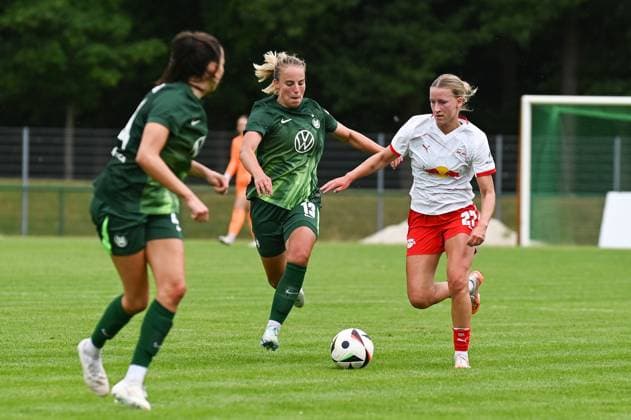 Soccer l Women l Season 2025 2026 l Test match l RB Leipzig VfL Wolfsburg l 17 07 2025 Luca Papp 13, VfL Wolfsburg center goes into the duel against Marlene Müller 27, Rasenballsport Leipzig right Markranstädt pitch, Am Stadtbad 30 Saxony Germany Copyright: xLobeca InesxHähnelx