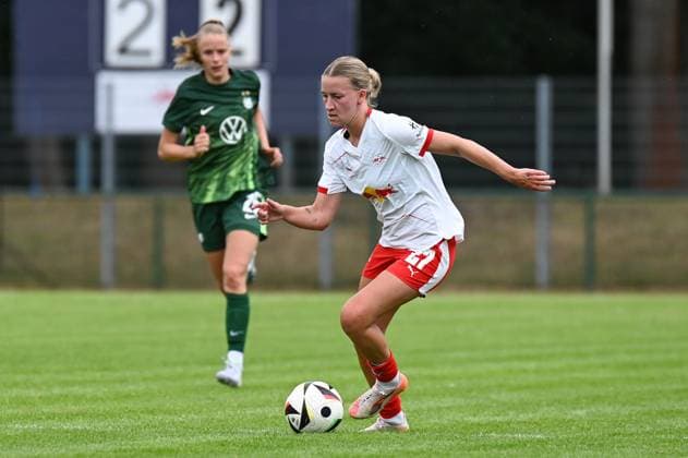 Soccer l Women l Season 2025 2026 l Test match l RB Leipzig VfL Wolfsburg l 17 07 2025 Marlene Müller 27, Rasenballsport Leipzig with ball Crop, close-up, portrait, portrait, single photo, single photo, body Markranstädt Lawn, Am Stadtbad 30 Saxony Germany Copyright: xLobeca InesxHähnelx
