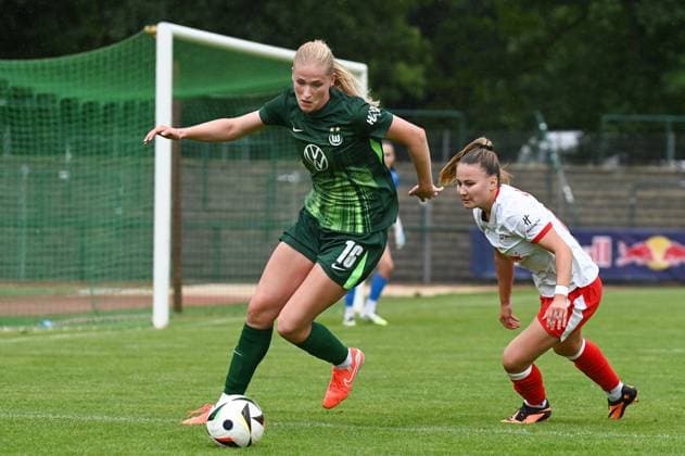 Soccer l Women l Season 2025 2026 l Test match l RB Leipzig VfL Wolfsburg l 17 07 2025 duel Camilla Küver 16, VfL Wolfsburg and Annabel Schasching 16, Rasenballsport Leipzig Markranstädt pitch, Am Stadtbad 30 Saxony Germany Copyright: xLobeca InesxHähnelx
