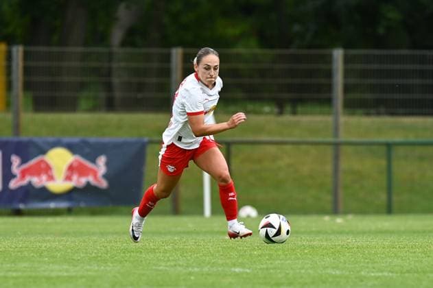 Soccer l Women l Season 2025 2026 l Test match l RB Leipzig VfL Wolfsburg l 17 07 2025 Gina Chmielinski 10, Rasenballsport Leipzig drives the ball in front of her Crop, close-up, portrait, portrait, single photo, single photo, body Markranstädt pitch, Am Stadtbad 30 Saxony Germany Copyright: xLobeca InesxHähnelx