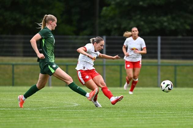 Soccer l Women l 2025 2026 season l Test match l RB Leipzig VfL Wolfsburg l 17 07 2025 Match scene Camilla Küver 16, VfL Wolfsburg and Gina Chmielinski 10, Rasenballsport Leipzig Markranstädt pitch, Am Stadtbad 30 Saxony Germany Copyright: xLobeca InesxHähnelx