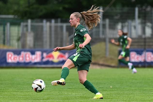 Soccer l Women l Season 2025 2026 l Test match l RB Leipzig VfL Wolfsburg l 17 07 2025 Janou Johanna Theodora Levels 15, VfL Wolfsburg drives the ball in front of her Crop, close-up, portrait, portrait, single photo, single image, body Markranstädt Lawn, Am Stadtbad 30 Saxony Germany Copyright: xLobeca InesxHähnelx
