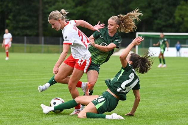 Soccer l Women l Season 2025 2026 l Test match l RB Leipzig VfL Wolfsburg l 17 07 2025 Match scene Marlene Müller 27, Rasenballsport Leipzig is attacked in a duel by Vivien Endemann 25, VfL Wolfsburg center and Maria Joelle Wedemeyer 24, VfL Wolfsburg Markranstädt pitch, Am Stadtbad 30 Saxony Germany Copyright: xLobeca InesxHähnelx