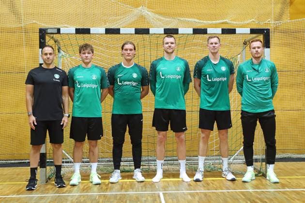 HBL1 Training kick-off of SC DHfK Leipzig, 17 07 25 The new additions from left Head coach Raul Alonso SC DHfK Leipzig , Tom Koschek 76, SC DHfK Leipzig , Blaer Hinriksson 44, SC DHfK Leipzig , Goalkeeper Tomas Mrkva 16, SC DHfK Leipzig , Adam Lönn 15, SC DHfK Leipzig , Tomas Piroch 7, SC DHfK Leipzig Handball, DAIKIN HBL, Season 2025 2026, Training kick-off of SC DHfK Leipzig on 17 07 25 in the Quarterback Immobilien Arena Leipzig Kleine Arena Copyright: xBEAUTIFULxSPORTS JanxKaeferx