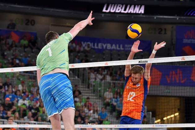 Ljubljana, Slovenia, 17th July 2024: Toncek Stern of Slovenia in action against Bennie Junior Tuinstra of Netherlands during the IVNL Volleyball Nations League, Week 3 match, between Netherlands and Slovenia at Arena Stozice, Ljubljana, Slovenia. (Natasa Kupljenik SPP) Copyright: xNatasaxKupljenikx xSPPx SPP_1018236