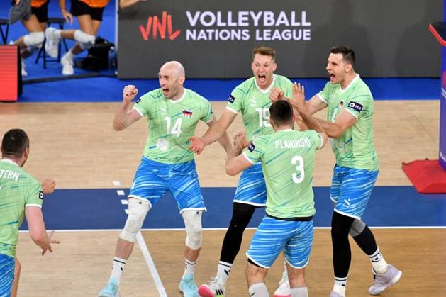 Ljubljana, Slovenia, 17th July 2024: Team Slovenia celebrate score during the IVNL Volleyball Nations League, Week 3 match, between Netherlands and Slovenia at Arena Stozice, Ljubljana, Slovenia. (Natasa Kupljenik SPP) Copyright: xNatasaxKupljenikx xSPPx SPP_1018244
