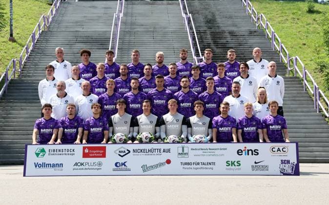 Team presentation Erz Aue 3 Liga FC Erzgebirge Aue 3 Liga, Porträttermin 2025 2026, Team photo , Back row from left Head coach Jens Härtel, Jonah Fabisch, Luan Simnica, Anthony Barylla, Marvin Stefaniak, Eric Uhlmann, Pascal Fallmann, Can Özkan, Sports Director Matthias Heidrich Ê 2nd row from top left Co-Coach Jörg Emmerich, Co-Coach Adam Susac, Jannic Ehlers, Julian Günther Schmidt, Marcel Bär, Erik Majetschak, Maximilian Burghardt, Lukas Schimkus, Goalkeeper Coach George Berneanou, Athletics Coach Nils Brendel Ê 3rd row from top left Team Doctor Peter Junghänel, Team Manager Thomas Romeyke, Paul Seidel, Ryan Malone, Tristan Zobel, Boris Tashchy, Finn Hetzsch, Physiotherapist Christian Puschmann, Physiotherapist Lisa Wiedner Ê Bottom row from left William Kallenbach, Maximilian Schmid, Mika Clausen, Louis Lord, Martin Männel, Max Uhlig, Theo Kretschmer, Julian Guttau, Erik Weinhauer, Moritz Seiffert , Aue, 17 07 2025, Erzgebirgsstadion, Fußball , For editorial use only Only editorial use