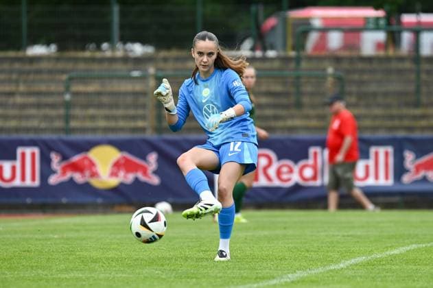 Soccer l Women l Season 2025 2026 l Test match l RB Leipzig VfL Wolfsburg l 17 07 2025 Nelly Smolarczyk 12, VfL Wolfsburg plays the ball Crop, close-up, portrait, portrait, single photo, single image, body Markranstädt pitch, Am Stadtbad 30 Saxony Germany Copyright: xLobeca InesxHähnelx