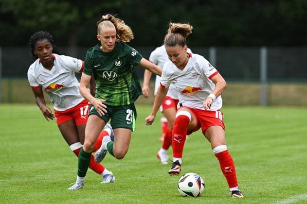 Soccer l Women l 2025 2026 season l Test match l RB Leipzig VfL Wolfsburg l 17 07 2025 Match scene Delice Boboy 17, Rasenballsport Leipzig , Vivien Endemann 25, VfL Wolfsburg and Annabel Schasching 16, Rasenballsport Leipzig fighting for the ball v l n r Markranstädt pitch, Am Stadtbad 30 Saxony Germany Copyright: xLobeca InesxHähnelx