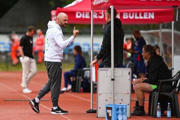 Soccer l Women l Season 2025 2026 l Test match l RB Leipzig VfL Wolfsburg l 17 07 2025 Stephan Lerch Coach, VfL Wolfsburg points his index finger upwards in a gesture as he talks to his staff Crop, close-up, portrait, portrait, single photo, single image, body Markranstädt Lawn, Am Stadtbad 30 Saxony Germany Copyright: xLobeca InesxHähnelx