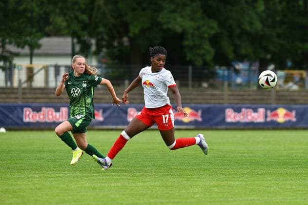 Soccer l Women l 2025 2026 season l Test match l RB Leipzig VfL Wolfsburg l 17 07 2025 Match scene Janou Johanna Theodora Levels 15, VfL Wolfsburg left and Delice Boboy 17, Rasenballsport Leipzig right both want to run onto the ball Markranstädt pitch, Am Stadtbad 30 Saxony Germany Copyright: xLobeca InesxHähnelx