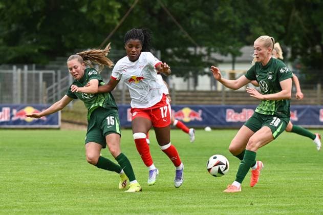 Soccer l Women l 2025 2026 season l Test match l RB Leipzig VfL Wolfsburg l 17 07 2025 Match scene Delice Boboy 17, Rasenballsport Leipzig center is attacked by Janou Johanna Theodora Levels 15, VfL Wolfsburg left and Camilla Küver 16, VfL Wolfsburg right Markranstädt pitch, Am Stadtbad 30 Saxony Germany Copyright: xLobeca InesxHähnelx