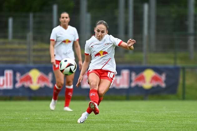 Soccer l Women l Season 2025 2026 l Test match l RB Leipzig VfL Wolfsburg l 17 07 2025 Gina Chmielinski 10, Rasenballsport Leipzig plays the ball Crop, close-up, portrait, portrait, single photo, single photo, body Markranstädt Lawn, Am Stadtbad 30 Saxony Germany Copyright: xLobeca InesxHähnelx