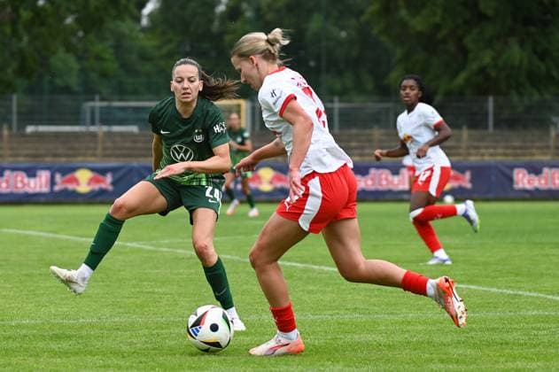 Soccer l Women l 2025 2026 season l Test match l RB Leipzig VfL Wolfsburg l 17 07 2025 Match scene Maria Joelle Wedemeyer 24, VfL Wolfsburg gets in the way of Marlene Müller 27, Rasenballsport Leipzig, who moves into the penalty area Markranstädt pitch, Am Stadtbad 30 Saxony Germany Copyright: xLobeca InesxHähnelx