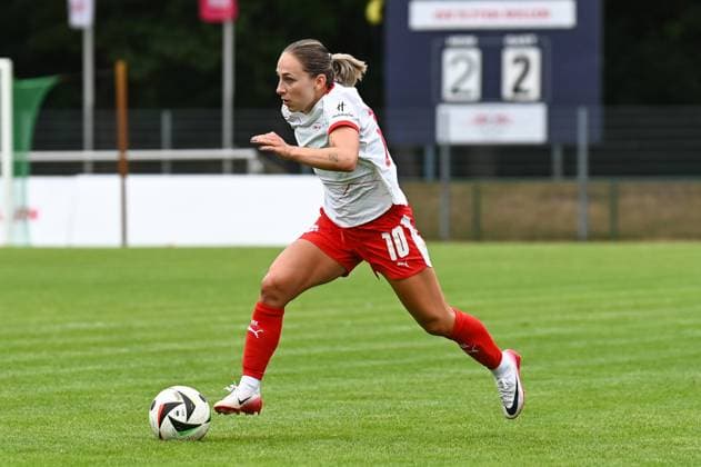 Soccer l Women l Season 2025 2026 l Test match l RB Leipzig VfL Wolfsburg l 17 07 2025 Gina Chmielinski 10, Rasenballsport Leipzig drives the ball in front of her Crop, close-up, portrait, portrait, single photo, single photo, body Markranstädt pitch, Am Stadtbad 30 Saxony Germany Copyright: xLobeca InesxHähnelx
