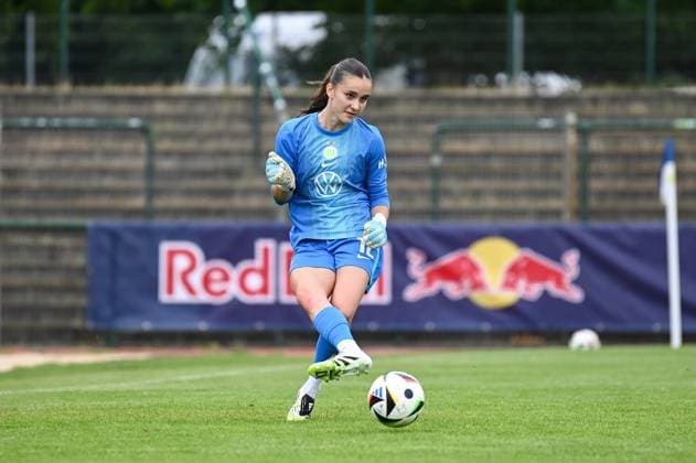Soccer l Women l Season 2025 2026 l Test match l RB Leipzig VfL Wolfsburg l 17 07 2025 Nelly Smolarczyk 12, VfL Wolfsburg plays the ball Crop, close-up, portrait, portrait, single photo, single image, body Markranstädt pitch, Am Stadtbad 30 Saxony Germany Copyright: xLobeca InesxHähnelx