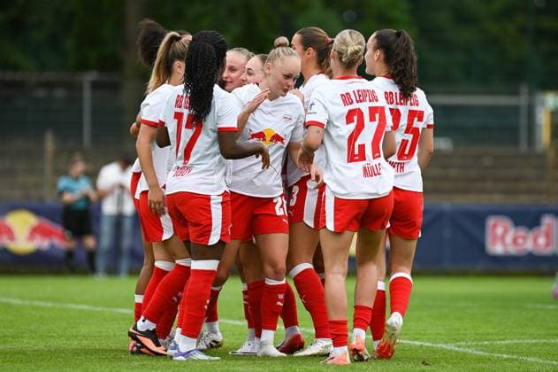 Soccer l Women l Season 2025 2026 l Test match l RB Leipzig VfL Wolfsburg l 17 07 2025 Goal celebration at the RB Leipzig Women Markranstädt pitch, Am Stadtbad 30 Saxony Germany Copyright: xLobeca InesxHähnelx