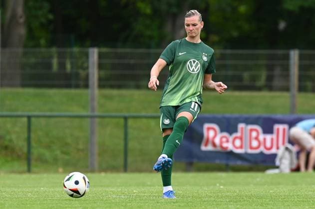Soccer l Women l Season 2025 2026 l Test match l RB Leipzig VfL Wolfsburg l 17 07 2025 Alexandra Popp 11, VfL Wolfsburg plays the ball Crop, close-up, portrait, portrait, single photo, single image, body Markranstädt Lawn, Am Stadtbad 30 Saxony Germany Copyright: xLobeca InesxHähnelx