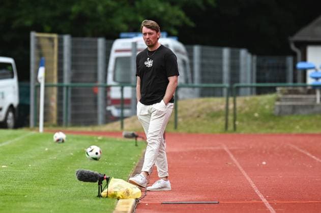 Soccer l Women l Season 2025 2026 l Test match l RB Leipzig VfL Wolfsburg l 17 07 2025 Jonas Stephan Coach, Rasenballsport Leipzig stands relaxed on the sideline with his hands in his pockets Crop, close-up, portrait, portrait, single photo, single image, body Markranstädt Lawn, Am Stadtbad 30 Saxony Germany Copyright: xLobeca InesxHähnelx