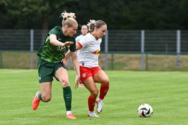 Soccer l Women l Season 2025 2026 l Test match l RB Leipzig VfL Wolfsburg l 17 07 2025 Duel between Camilla Küver 16, VfL Wolfsburg and Gina Chmielinski 10, Rasenballsport Leipzig Markranstädt pitch, Am Stadtbad 30 Saxony Germany Copyright: xLobeca InesxHähnelx