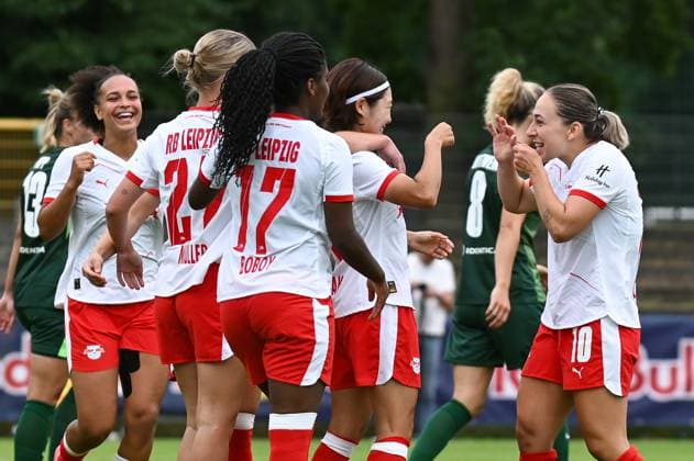 Soccer l Women l Season 2025 2026 l Test match l RB Leipzig VfL Wolfsburg l 17 07 2025 Goal celebration Gina Chmielinski 10, Rasenballsport Leipzig right congratulates goal scorer Mai Kadowaki 15, Rasenballsport Leipzig 2 v r , left cheers Lisa Baum 11, Rasenballsport Leipzig Markranstädt pitch, Am Stadtbad 30 Saxony Germany Copyright: xLobeca InesxHähnelx