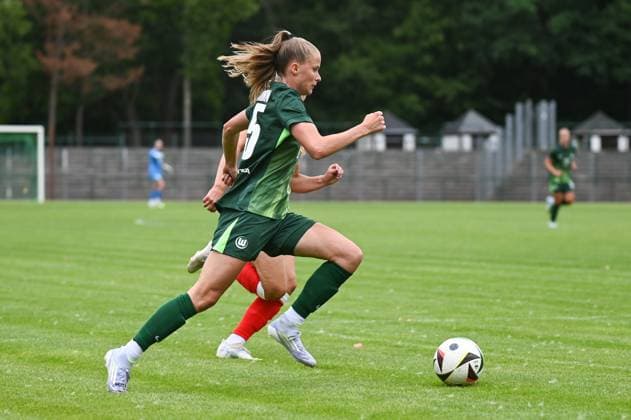 Soccer l Women l Season 2025 2026 l Test match l RB Leipzig VfL Wolfsburg l 17 07 2025 Vivien Endemann 25, VfL Wolfsburg sprints with the ball Crop, close-up, portrait, portrait, single photo, single image, body Markranstädt grass pitch, Am Stadtbad 30 Saxony Germany Copyright: xLobeca InesxHähnelx