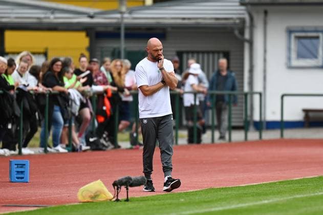 Soccer l Women l Season 2025 2026 l Test match l RB Leipzig VfL Wolfsburg l 17 07 2025 Stephan Lerch Coach, VfL Wolfsburg stands thoughtfully on the sideline Crop, close-up, portrait, portrait, single photo, single image, body Markranstädt Lawn, Am Stadtbad 30 Saxony Germany Copyright: xLobeca InesxHähnelx