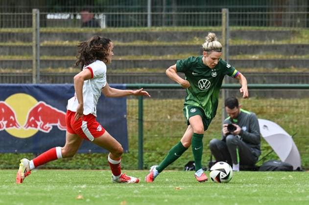 Soccer l Women l Season 2025 2026 l Test match l RB Leipzig VfL Wolfsburg l 17 07 2025 Duel Diana Nemeth 25, Rasenballsport Leipzig and Svenja Huth 10, VfL Wolfsburg Markranstädt pitch, Am Stadtbad 30 Saxony Germany Copyright: xLobeca InesxHähnelx