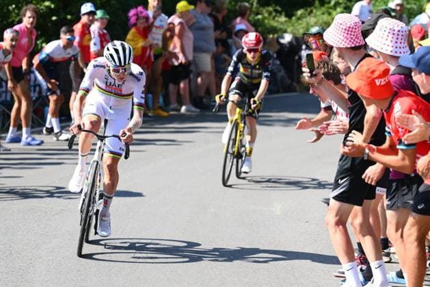 Tour de France 2025 Stage 12 HAUTACAM, FRANCE - JULY 17 : Attack of Pogacar Tadej (SLO) of UAE Team Emirates - XRG, Vingegaard Jonas (DEN) of Team Visma - Lease a Bike during stage 12 of the 112th edition of Tour de France an UCI World Tour 2.UWT cycling road race stage for Men Elite of 181 km with start in Auch and finish in Hautacam on July 17, 2025 in Hautacam, France, 17 07 2025 ( Motordriver Kenny Verfaillie - Hautacam France  Copyright: xVincentxKalutx