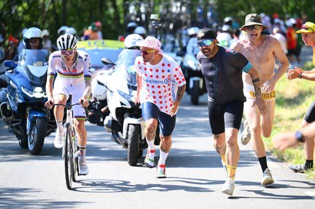 Tour de France 2025 Stage 12 HAUTACAM, FRANCE - JULY 17 : Attack of Pogacar Tadej (SLO) of UAE Team Emirates - XRG, Vingegaard Jonas (DEN) of Team Visma - Lease a Bike during stage 12 of the 112th edition of Tour de France an UCI World Tour 2.UWT cycling road race stage for Men Elite of 181 km with start in Auch and finish in Hautacam on July 17, 2025 in Hautacam, France, 17 07 2025 ( Motordriver Kenny Verfaillie - Hautacam France  Copyright: xVincentxKalutx
