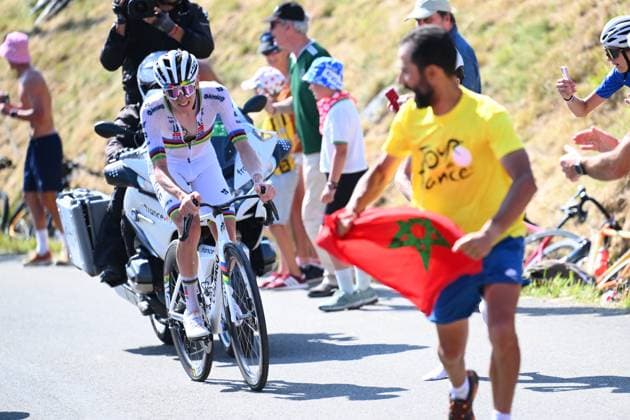 Tour de France 2025 Stage 12 HAUTACAM, FRANCE - JULY 17 : Attack of Pogacar Tadej (SLO) of UAE Team Emirates - XRG, Vingegaard Jonas (DEN) of Team Visma - Lease a Bike during stage 12 of the 112th edition of Tour de France an UCI World Tour 2.UWT cycling road race stage for Men Elite of 181 km with start in Auch and finish in Hautacam on July 17, 2025 in Hautacam, France, 17 07 2025 ( Motordriver Kenny Verfaillie - Hautacam France  Copyright: xVincentxKalutx