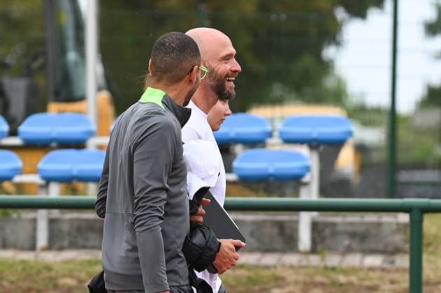 Soccer l Women l Season 2025 2026 l Test match l RB Leipzig VfL Wolfsburg l 17 07 2025 After the warm-up Stephan Lerch Coach, VfL Wolfsburg goes into the dressing room with his coaching team laughing Crop, close-up, portrait, portrait, single photo, single image, body Markranstädt Lawn, Am Stadtbad 30 Saxony Germany Copyright: xLobeca InesxHähnelx