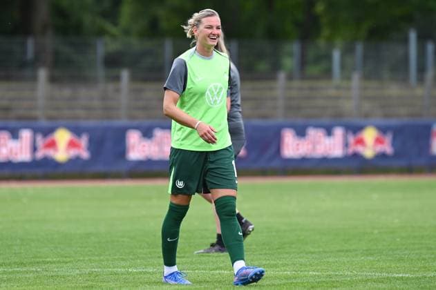 Soccer l Women l Season 2025 2026 l Test match l RB Leipzig VfL Wolfsburg l 17 07 2025 Alexandra Popp 11, VfL Wolfsburg laughs during warm-up Crop, close-up, portrait, portrait, single photo, single image, body Markranstädt Lawn, Am Stadtbad 30 Saxony Germany Copyright: xLobeca InesxHähnelx