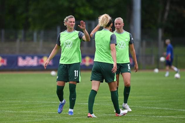 Soccer l Women l Season 2025 2026 l Test match l RB Leipzig VfL Wolfsburg l 17 07 2025 Alexandra Popp 11, VfL Wolfsburg , Lena Lattwein 8, VfL Wolfsburg and Ella Peddemors 5, VfL Wolfsburg high-five each other during the warm-up v l n r Markranstädt pitch, Am Stadtbad 30 Saxony Germany Copyright: xLobeca InesxHähnelx