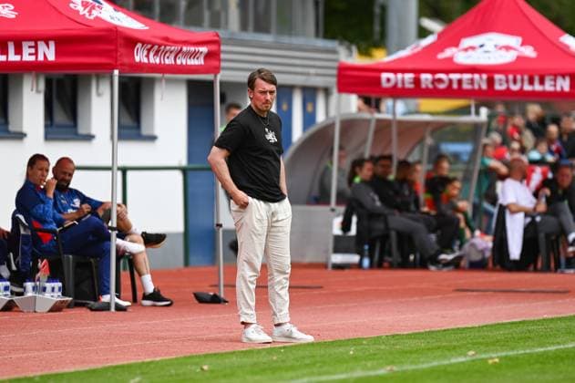 Soccer l Women l Season 2025 2026 l Test match l RB Leipzig VfL Wolfsburg l 17 07 2025 Jonas Stephan Coach, Rasenballsport Leipzig stands on the sideline and looks skeptical Crop, close-up, portrait, portrait, single photo, single photo, body Markranstädt pitch, Am Stadtbad 30 Saxony Germany Copyright: xLobeca InesxHähnelx
