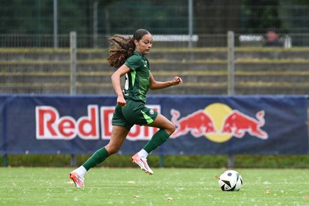 Soccer l Women l Season 2025 2026 l Test match l RB Leipzig VfL Wolfsburg l 17 07 2025 Kessya Bussy 19, VfL Wolfsburg sprints to the ball Crop, close-up, portrait, portrait, single photo, single image, body Markranstädt pitch, Am Stadtbad 30 Saxony Germany Copyright: xLobeca InesxHähnelx