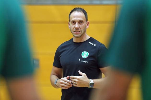 HBL1 Training kick-off of SC DHfK Leipzig, 17 07 25 Head Coach Raul Alonso SC DHfK Leipzig Handball, DAIKIN HBL, Season 2025 2026, Training kick-off of SC DHfK Leipzig on 17 07 25 at the Quarterback Immobilien Arena Leipzig Kleine Arena Copyright: xBEAUTIFULxSPORTS JanxKaeferx