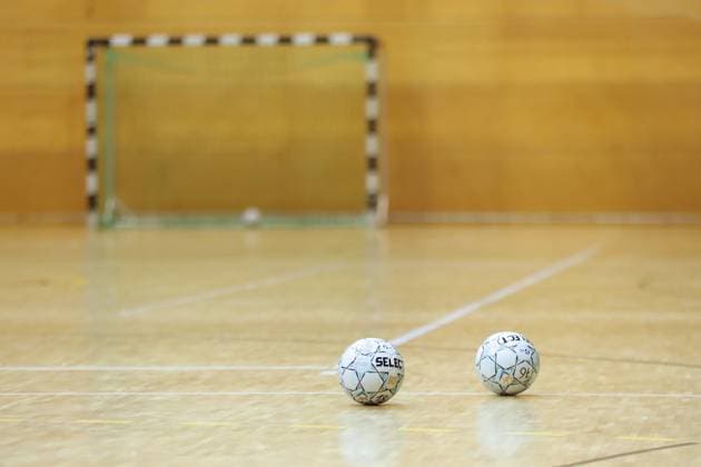HBL1: Trainingsauftakt des SC DHfK Leipzig, 17.07.25 Zwei Select Handbälle liegen auf dem Spielfeld, Parkett, mit einem Tor im Hintergrund. Symbolbild, Feature. Handball, DAIKIN HBL, Saison 2025 2026, Trainingsauftakt des SC DHfK Leipzig am 17.07.25 in der Quarterback Immobilien Arena Leipzig Kleine Arena. Copyright: xBEAUTIFULxSPORTS JanxKaeferx