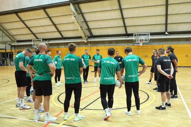 HBL1 Training kick-off of SC DHfK Leipzig, 17 07 25 Speech by Head Coach Raul Alonso SC DHfK Leipzig in the team circle, Team Handball, DAIKIN HBL, Season 2025 2026, Training kick-off of SC DHfK Leipzig on 17 07 25 in the Quarterback Immobilien Arena Leipzig Kleine Arena Copyright: xBEAUTIFULxSPORTS JanxKaeferx