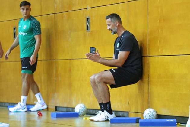 HBL1 training kick-off of SC DHfK Leipzig, 17 07 25 Athletics coach Hagen Pietrek SC DHfK Leipzig explains the exercise, wall sitting handball, DAIKIN HBL, season 2025 2026, training kick-off of SC DHfK Leipzig on 17 07 25 in the Quarterback Immobilien Arena Leipzig Kleine Arena Copyright: xBEAUTIFULxSPORTS JanxKaeferx