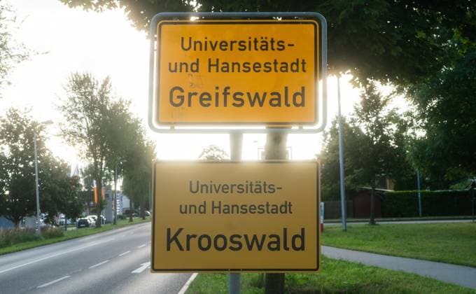18.7.2025, Fußball, Politik, GER, Ehrung Landesverdienstorden Mecklenburg-Vorpommern an Toni Kroos durch Ministerpräsidentin Manuela Schwesig (SPD), In der Hansestadt Greifswald wird neben den normalen Ortsschildern zusätzlich Schilder mit dem Schriftzug Krooswald angebracht. Greifswald Volksstadion Mecklenburg-Vorpommern Deutschland *** 18 7 2025, Football, Politics, GER, Award of the Mecklenburg-Vorpommern State Order of Merit to Toni Kroos by Minister President Manuela Schwesig SPD , In the Hanseatic city of Greifswald, signs with the words Krooswald will be added to the normal town signs Greifswald Volksstadion Mecklenburg Vorpommern Germany