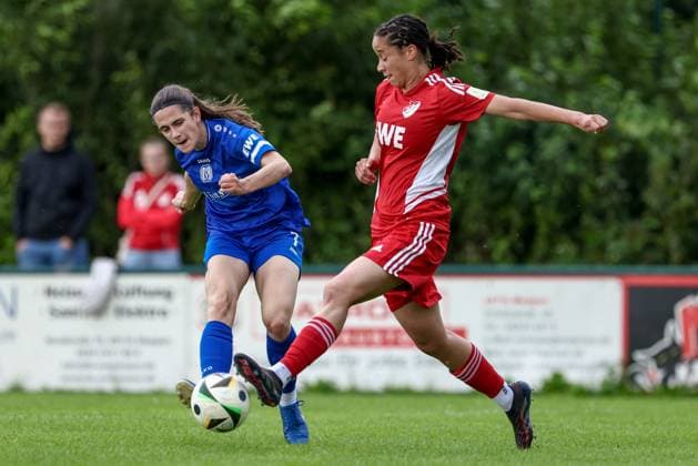 from left Marie Bleil SV Meppen, 7 and Marie Okoroh SpVg Aurich, 24 in duel, duel, dynamic, action, action, match scene, 17 07 2025, Meppen Germany , Soccer, Test match women, SV Meppen SpVg Aurich xobx