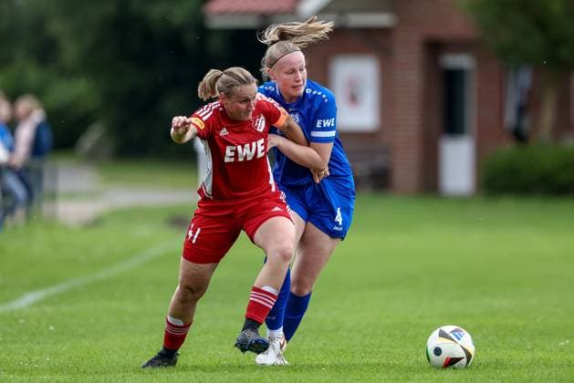 from left Angelina Wunder SpVg Aurich, 41 and Merete Drees SV Meppen, 4 in duel, duel, dynamic, action, action scene, 17 07 2025, Meppen Germany , Soccer, Test match women, SV Meppen SpVg Aurich xobx