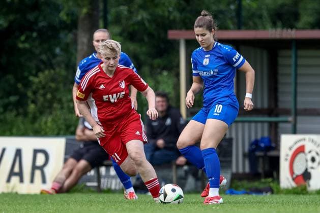 from left Mareike Assing SpVg Aurich, 21 and Anouk Blaschka SV Meppen, 10 in duel, dynamics, action, action, match scene, 17 07 2025, Meppen Germany , Soccer, Test match women, SV Meppen SpVg Aurich xobx