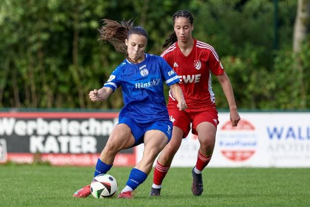 from left Sarah Preuß Preuss, SV Meppen, 11 and Marie Okoroh SpVg Aurich, 24 in duel, duel, dynamics, action, action, match scene, 17 07 2025, Meppen Germany , Soccer, Test match women, SV Meppen SpVg Aurich xobx