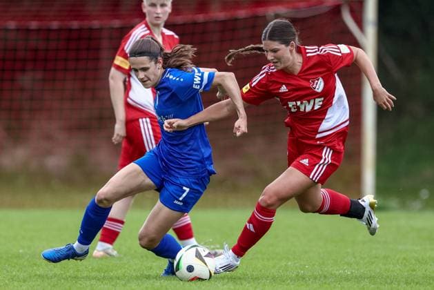 from left Marie Bleil SV Meppen, 7 and Isabella Ruggiano SpVg Aurich, 8 in duel, duel, dynamics, action, action, match scene, 17 07 2025, Meppen Germany , Soccer, Test match women, SV Meppen SpVg Aurich xobx